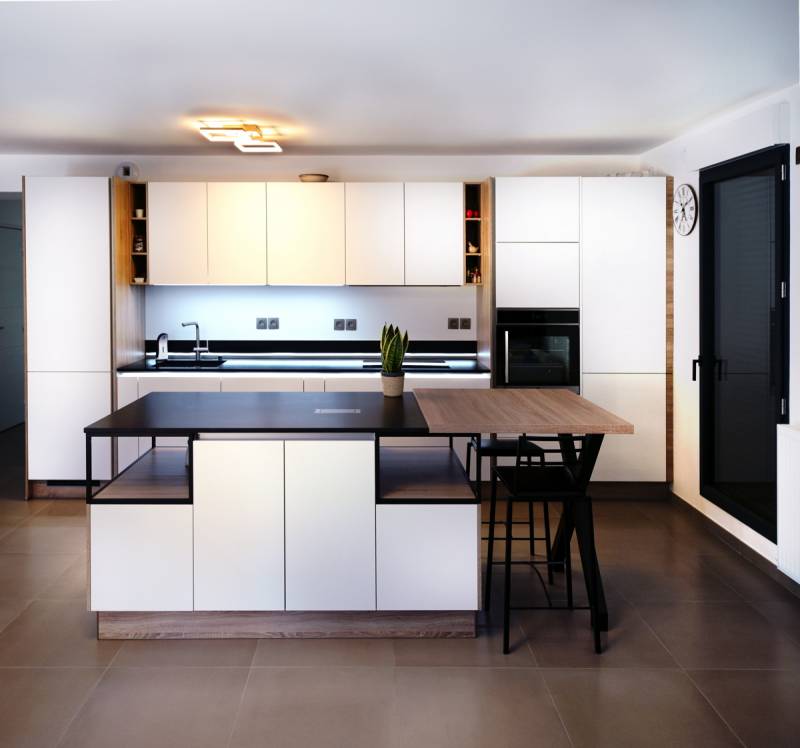 Création d’une cuisine Nolte blanche et bois dans un appartement neuf à Lyon