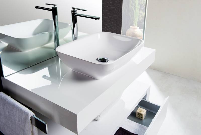 salle de bain avec vasque simple