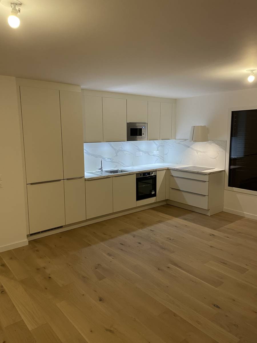 Installation d'une cuisine blanche avec plan de travail effet marbre à Lyon : design épuré et matériaux de luxe